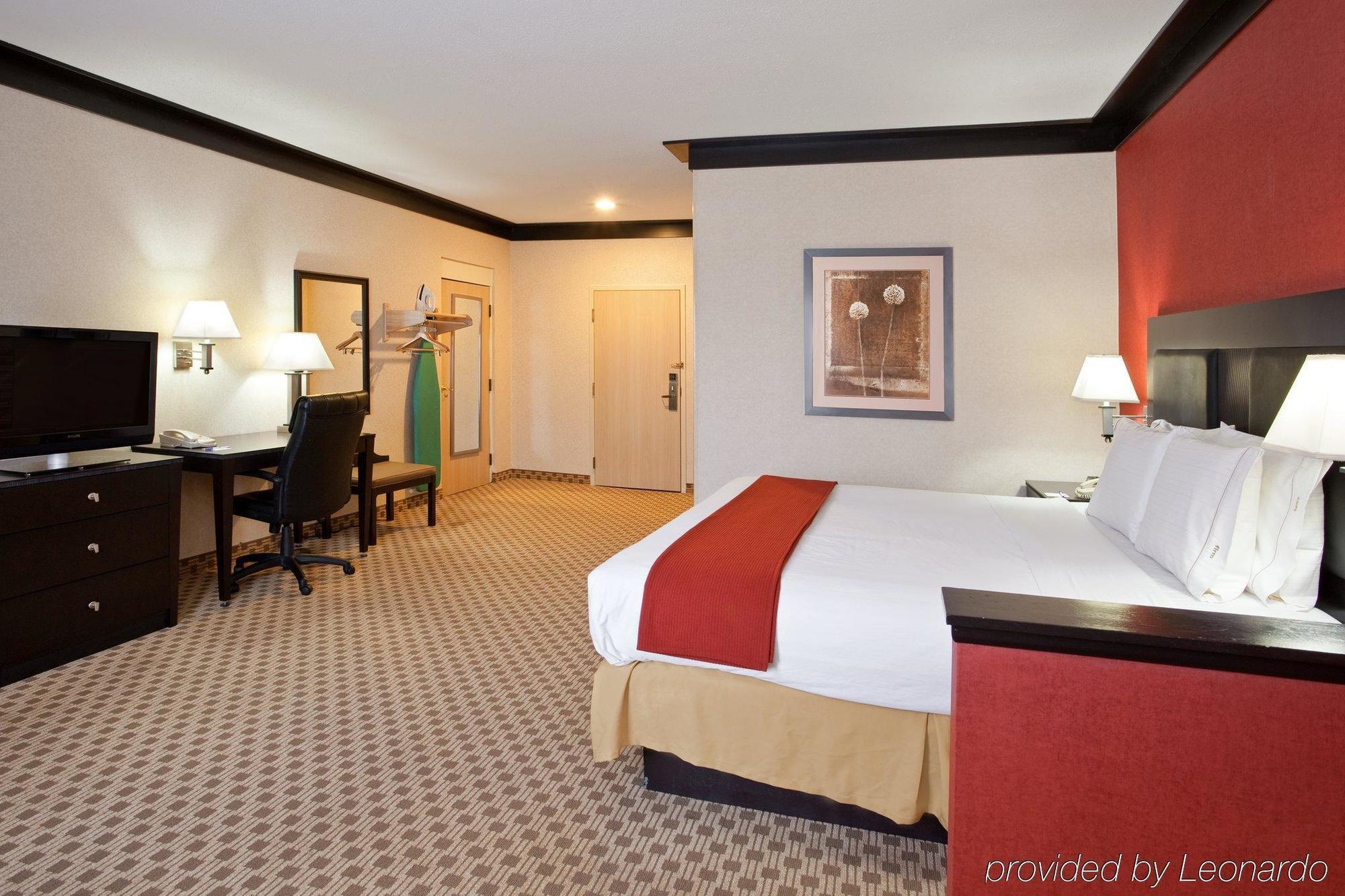 Quality Inn & Suites Oakwood Village - Cleveland South Room photo