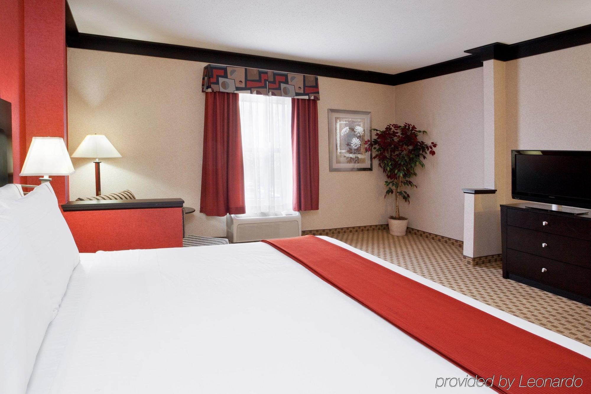 Quality Inn & Suites Oakwood Village - Cleveland South Room photo