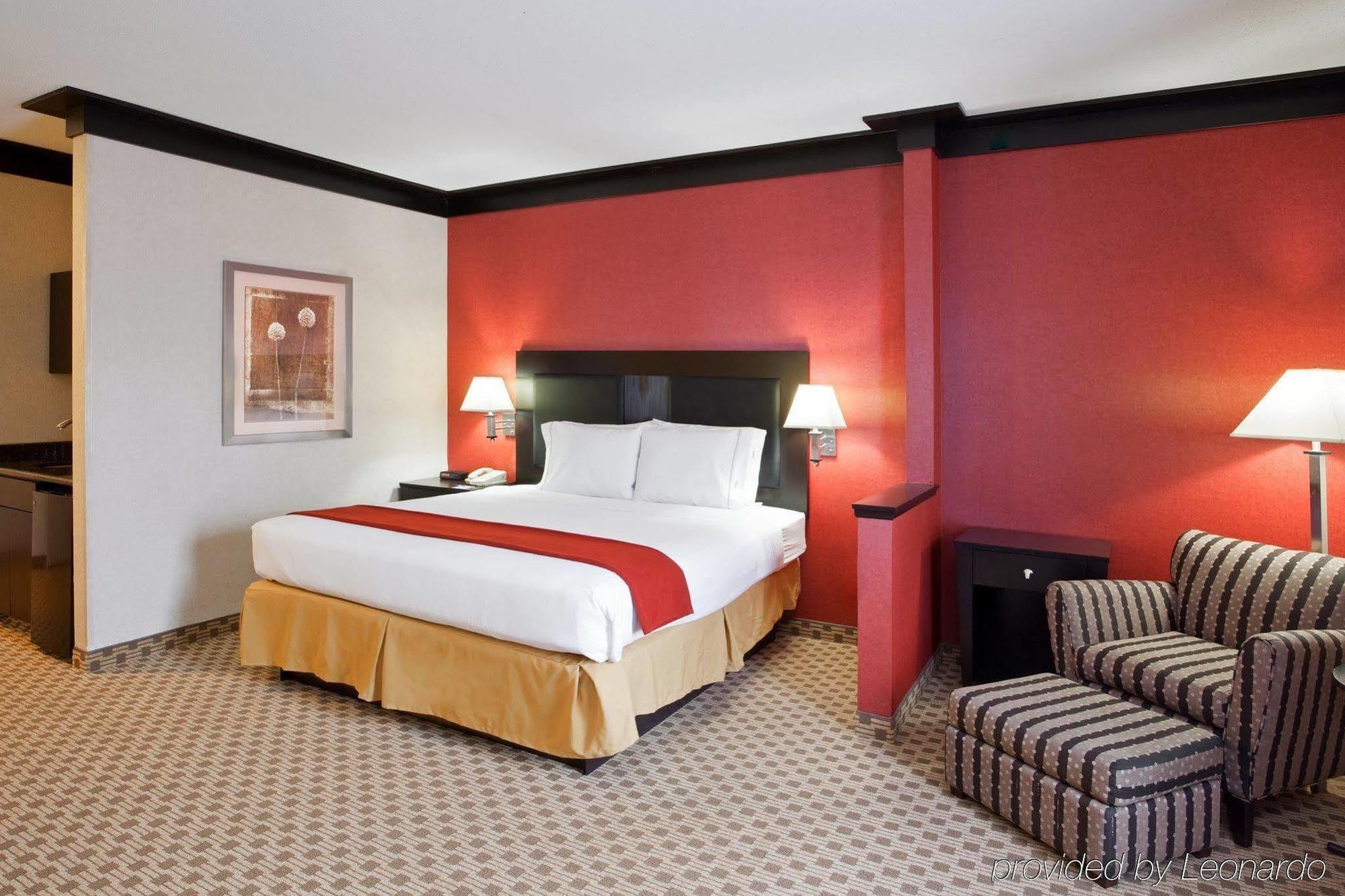 Quality Inn & Suites Oakwood Village - Cleveland South Room photo