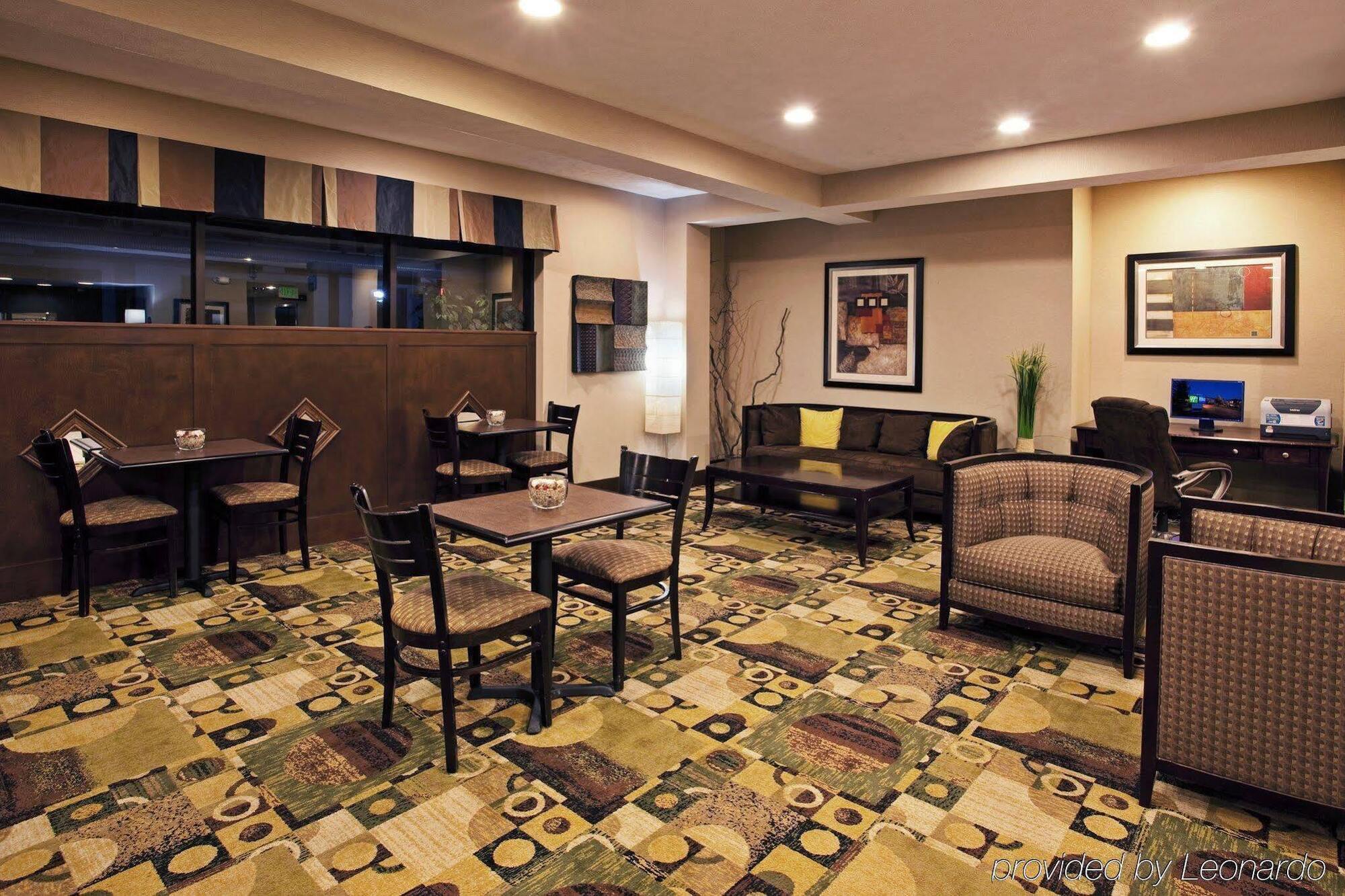 Quality Inn & Suites Oakwood Village - Cleveland South Exterior photo